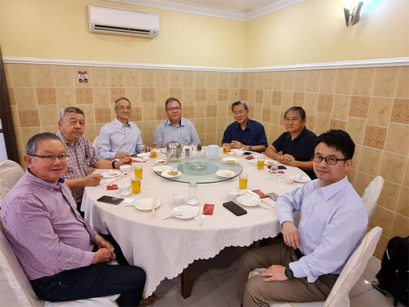 古晋中友会会长拿督黄国辉（左四）与华侨大学代表团包括了华侨大学原副校长，中国国家社科基金重大项目《海外华人宗教文献资料的收集、整理与研究》首席专家张禹东教授（左三）。左一起为中友会秘书长田荣喜、中友会署理会长许庆喜。右一起为华侨大学马来西亚研究中心主任钟大荣副教授、中友会教育主任吴泽源、中友会副会长张光福。