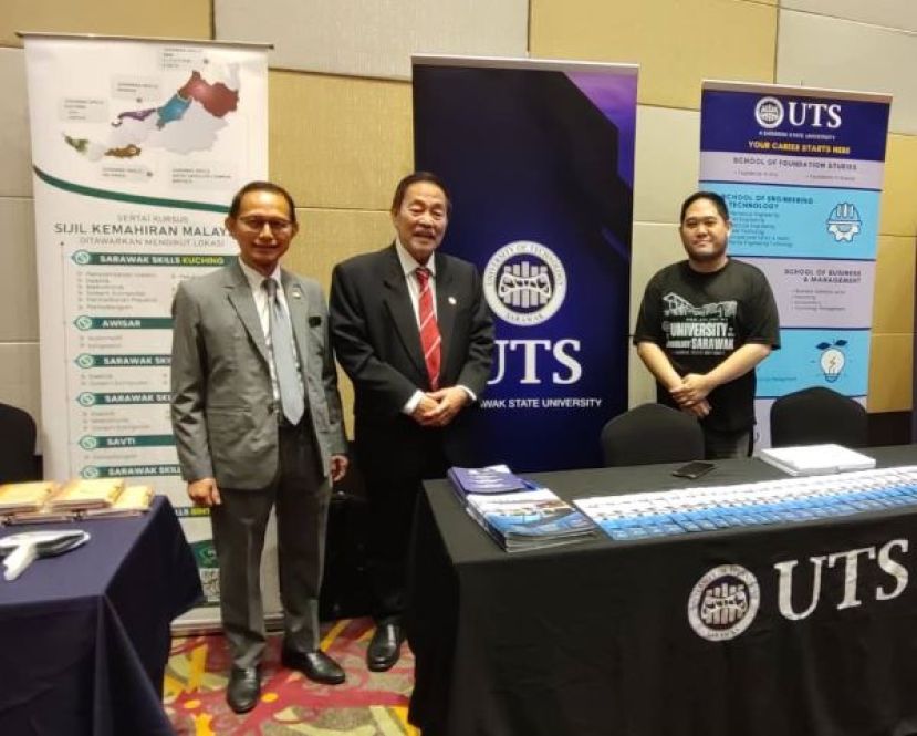 砂教育、创新与人才发展部长拿督斯里罗兰沙(中)以及其部门常务秘书哈志阿达纳（右）参观砂拉越科技大学展示摊位时摄。