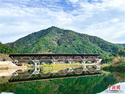 武夷山国家公园西大门竹桥──&ldquo;玲珑&rdquo;桥全貌。