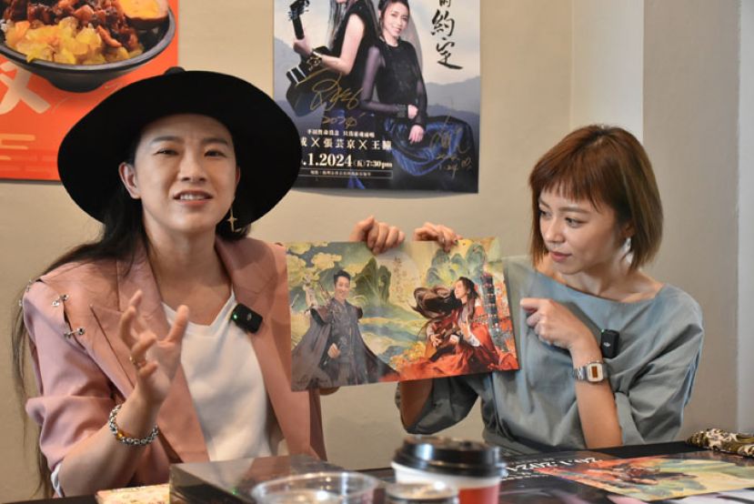 张芸京与王瞳展示由大马人设计的专辑海报。