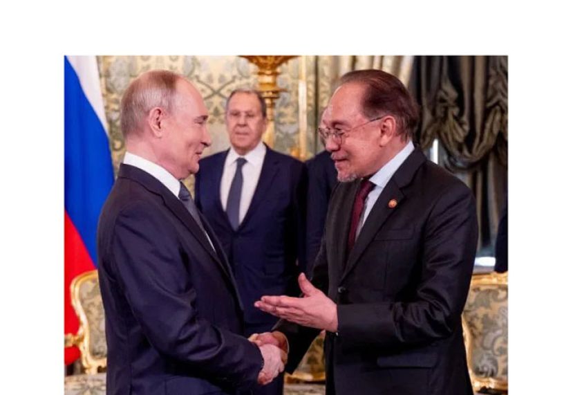 俄罗斯总统普京(左)欢迎首相安华的到访。