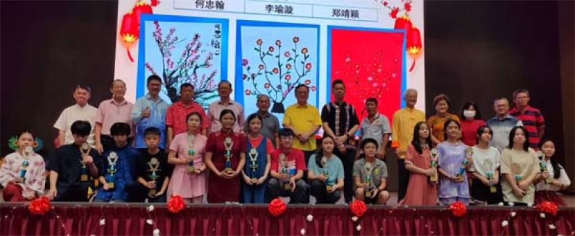 主宾罗克强（左七）、本固鲁田新华（右四）、甲必丹官德钗（右二）、监学蔡鸿翔（右一）以及校董委员一起捞生时摄。