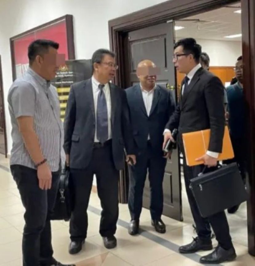 刘某（左1）和民佐（左3）在庭外与律师交谈。左二为陈文达律师、右一为林作律律师。