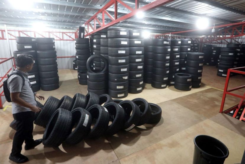 执法人员正在调查一轮胎货仓。
