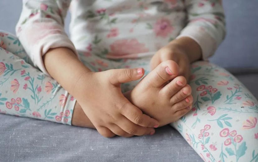 孩子喊脚酸膝盖痛是在长高吗？  物理治疗师教1招测足弓发育