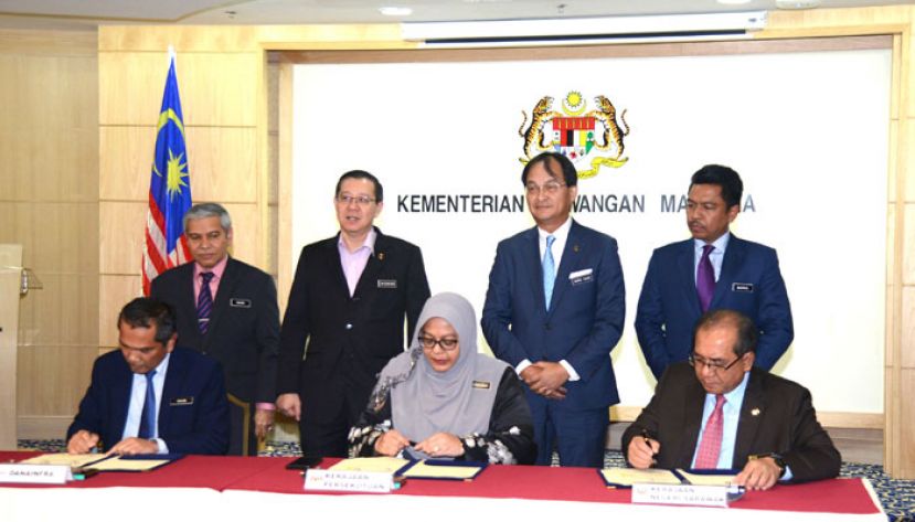 财政部长林冠英(后排左2)和工程部长巴鲁比安(后排右2)见证泛婆大道新协议签署仪式。后排左为财政部秘书长丹斯里阿末巴德里和副秘书长拿督巴德鲁希山(右)。前排左起为国家基建基金公司（DanaInfra）董事拿督雅可慕斯达法、财政部副秘书长（投资）查吉雅和砂州务秘书拿督查翁沙米尔。