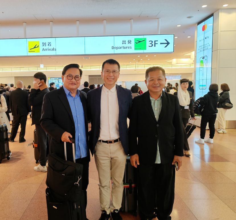 抵达日本东京时，获得日本福州十邑社团联合总会副会长翁雄的迎接。中为翁雄，右是古晋福州公会副会长李梃闻。