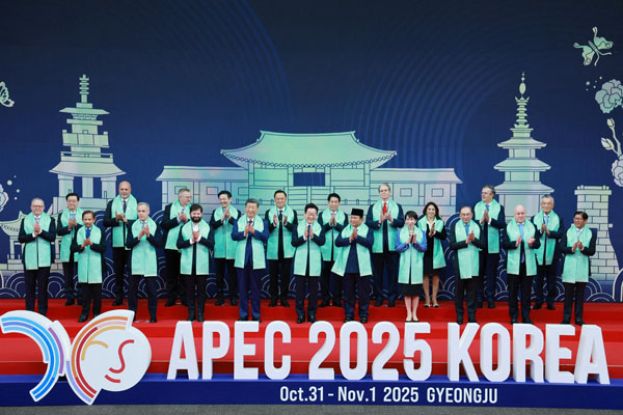 APEC领袖合影。