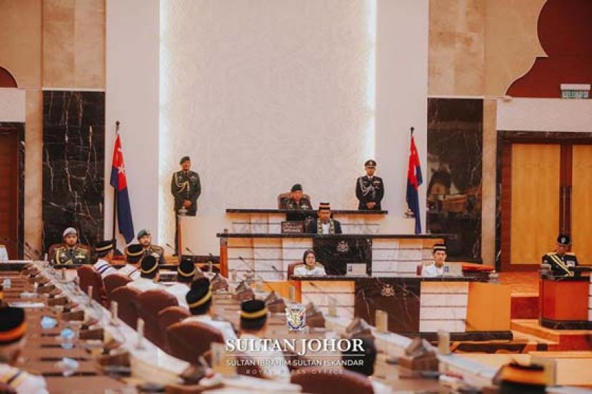 苏丹依布拉欣为柔佛州议会主持开幕，发表施政御词。（图片取自苏丹脸书）