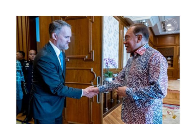 首相安华(右)接见美国贸易代表格里尔(左)。