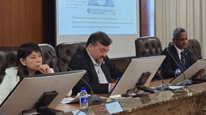 ●第二财长阿米尔韩查（中）主持汇报会。左为副财长林慧英和国行总裁阿都拉昔（右）。