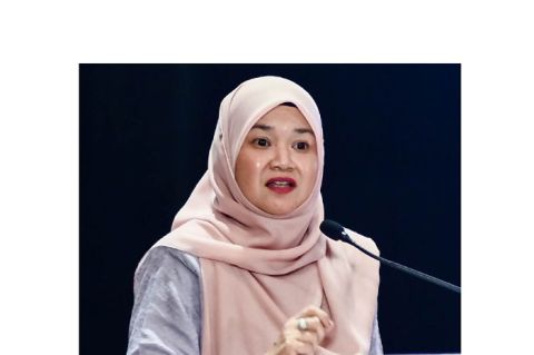 教育部长法丽娜。