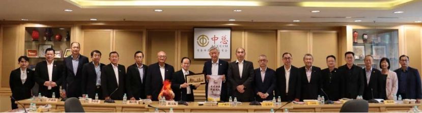 ●双方交换纪念品，左起梁胜义、杨安山、庄俊隆、吴小铭、卢成良、李添霖、杨应俊、陈大锦、卢成全、吴逸平、吕海庭、廖志明、陈镇明、陈杰辉、叶翃瑚、傅庆隆、浦文琼及锺伟前。