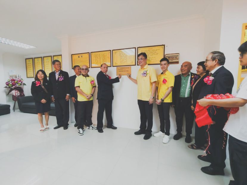 巴达旺市议会主席陈开（右五）与古晋龙峰黄氏家族会永久名誉顾问黄周全（左五）主持签牌匾仪式；右为中华虎丘黄氏六叶祠主席黄敬泽、古晋龙峰黄氏家族会永久名誉会长杨秀芳、永久名誉会长黄道昇与峇都吉当区议员拿督罗克强的代表砂人联党峇都吉当支部青年团副秘书孙维蒋，及左起为古晋龙峰黄氏家族会永久名誉会长黄勤愉的太太刘金莲、黄勤愉、永久名誉主席黄道恭与主席黄昭信。