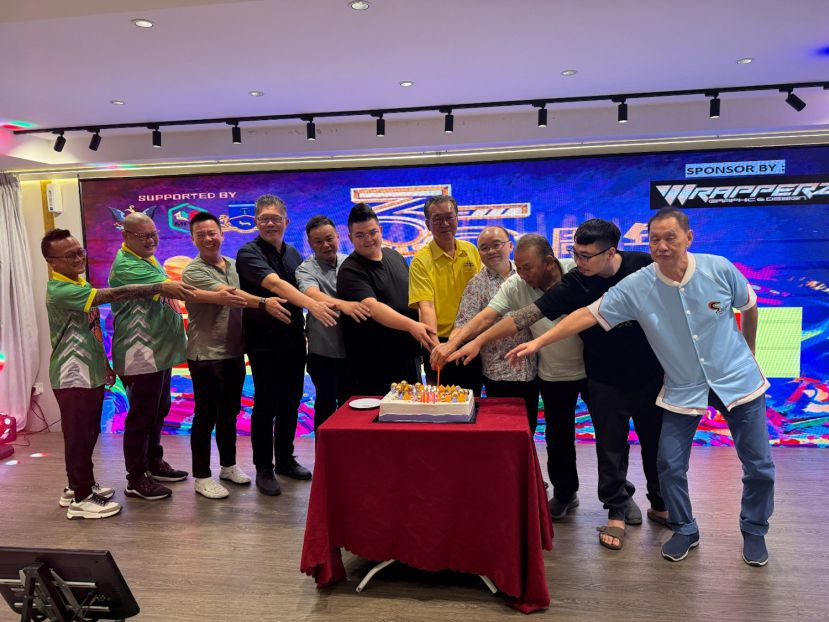 叶耀星（右五）与众嘉宾一同为三马拉汉省篮球总会三十五周年纪念进行切蛋糕仪式。