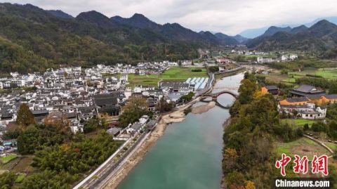 绩溪县是国家历史文化名城，有国家级传统村落31个。图为航拍安徽省绩溪龙川景区，依山傍水的古村落勾勒出皖南人生动的生活画卷。
