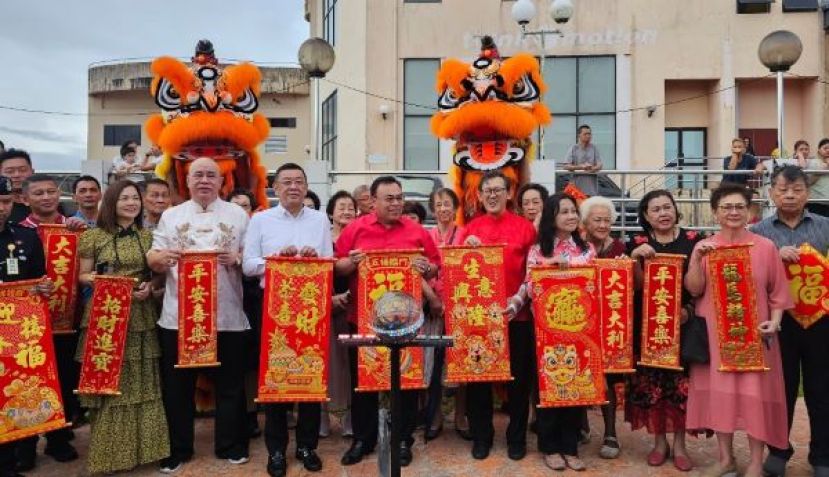 北市行政委员薛华东（右6起）、市长希尔米、拿督黄良杰、吴豪忠、张慧娇；右起甲必丹张炳铭、甲必丹蔡枂蓉、甲必丹何月明等人举春联向各界华裔拜个早年。