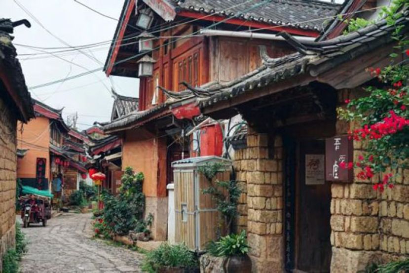 丽江束河古镇里，到处都是民宿。