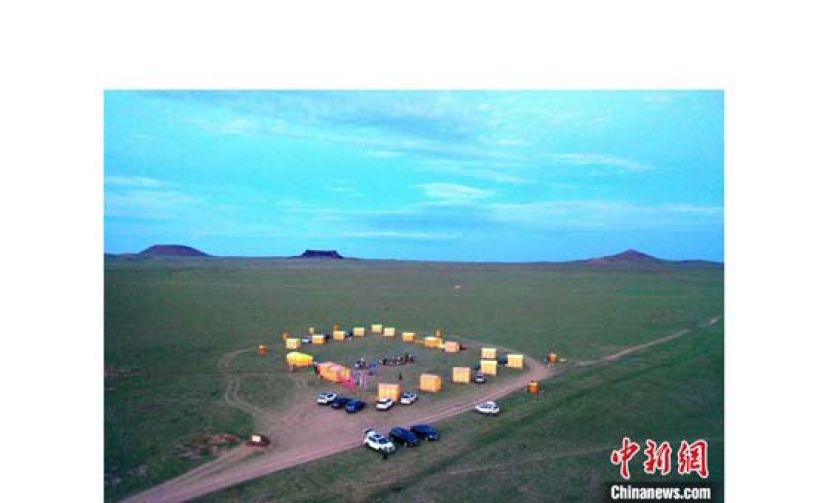 航拍火山脚下的生态木屋营地。