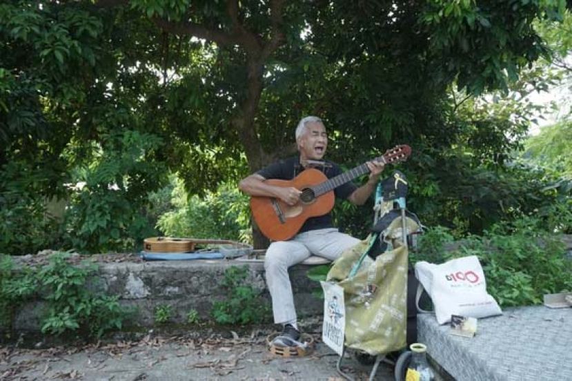 Jim在南丫岛busking了四年，自弹自唱，被网民封为南丫岛卢冠廷。