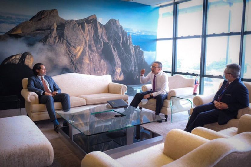 科学、工艺及革新部长凯里（左起），外交部长希山与卫生部长阿汉巴巴商议促成大马尽速获得新冠肺炎疫苗。