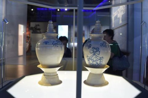 在位于河南郑州的河南南水北调博物馆，唐代青花瓷专题展&ldquo;丝路华章──唐代青花瓷瑰宝展&rdquo;上展出的郑州唐墓出土的青花塔式罐。