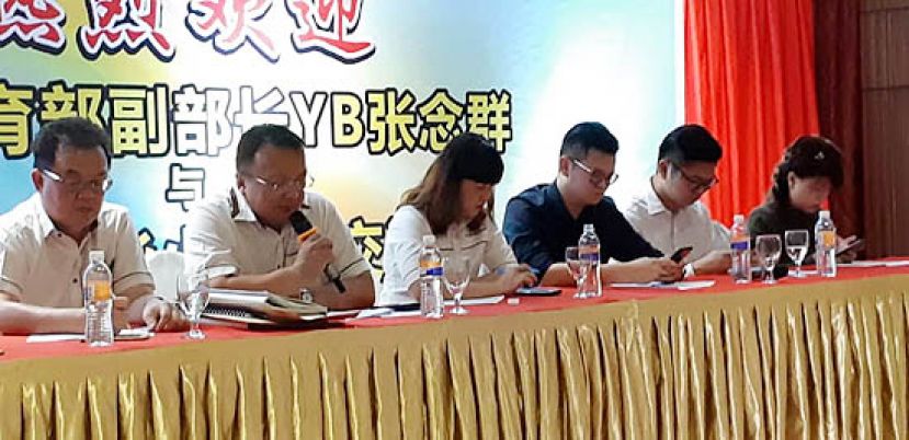 晋汉连省津贴华文小学校董会联合总会会长蔡文铎及理事们（左二）与副教育部长张念群（左三）交流。