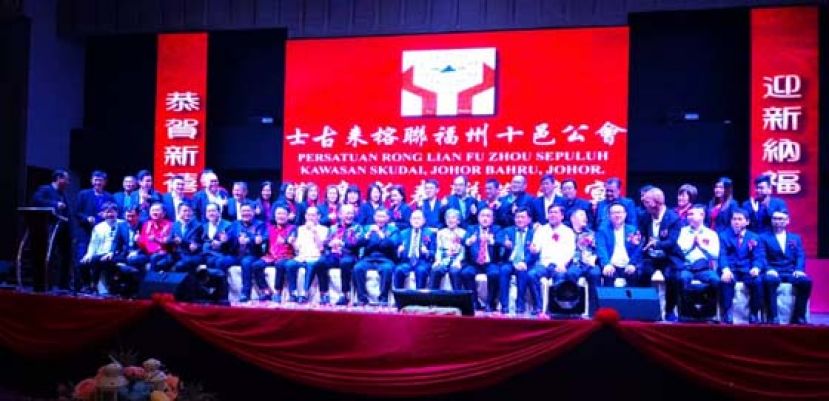 新届理事与拿督斯里刘为强太平局绅及嘉宾们合影。
