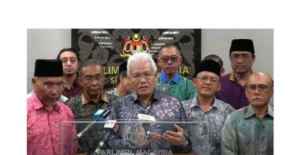 韩沙再努丁在国盟议员陪同下召开记者会。