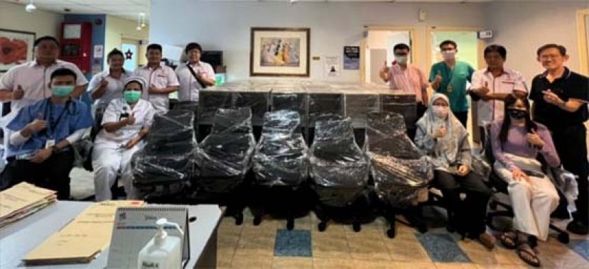 薛华东（后排右1）见证毕打拿忠福宫主席许义华（右2）与理事张荣华（左起）、官怡颖 ,陈镇森 ,许文蔚将有关文件柜与椅子移交院方。