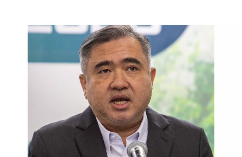 交通部长陆兆福。