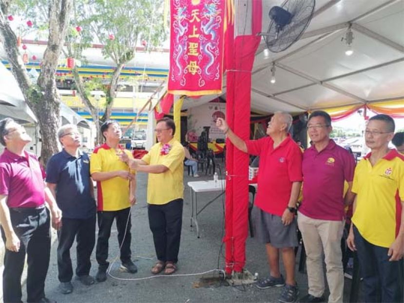 拿督罗克强（右4起）、在许义华、郑李金春、薛华东等人陪同下为婆罗洲妈祖文化节嘉年华摊位展主持升旗仪式。