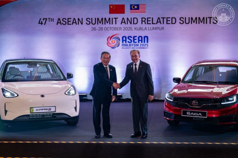 首相安华与中国总理李强参观宝腾赛佳和宝腾e.MAS 5最新车款。