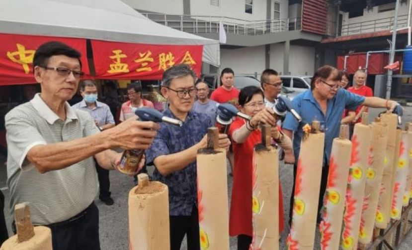 薛华东（左2起）连同实都东贩商公会主席刘媚媚、财政刘健财在盂兰胜会祭祀点龙香。左为甲必丹黄任辰。
