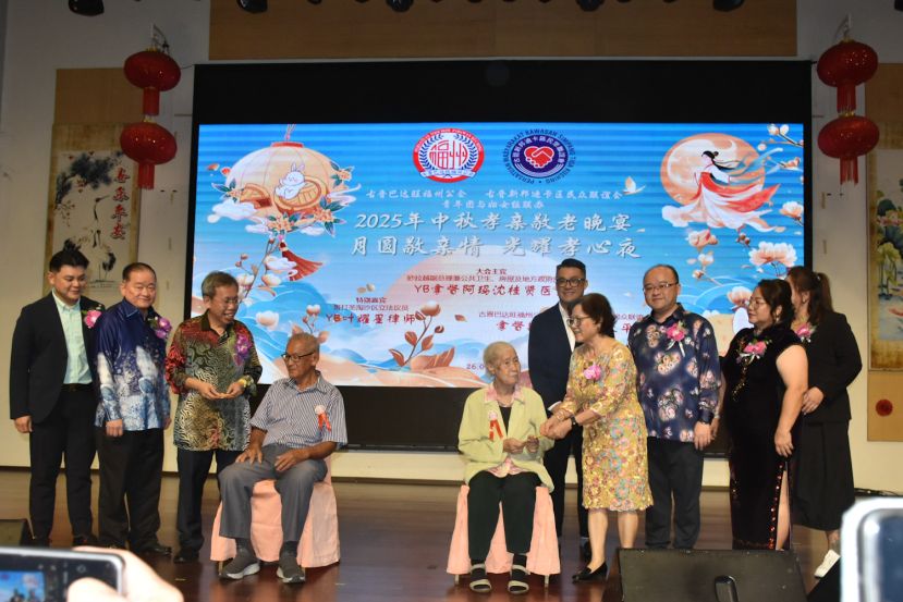 拿督阿玛沈桂贤（左三）与拿督斯里刘为强夫人拿汀斯里黄赛芳（右四）颁最年长红包予93岁陈仁生（左四）与89岁刘子凭（右六）。