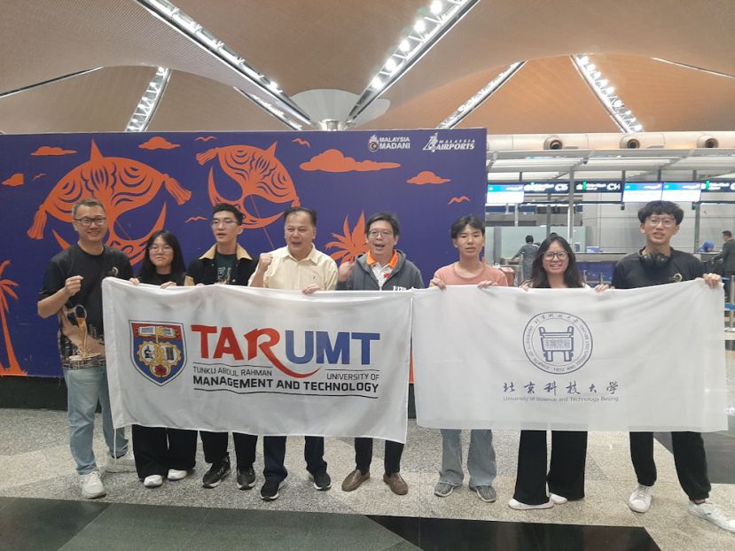拉曼理工大学延续与专业教育中心主任庄礼宾（左一）、东钢集团项目经理黄立峰（左四）、拉曼理工大学工程与科技学院协理院长王泰杰助理教授、叶茹芸（右二）与其他4位赴华同学合影。