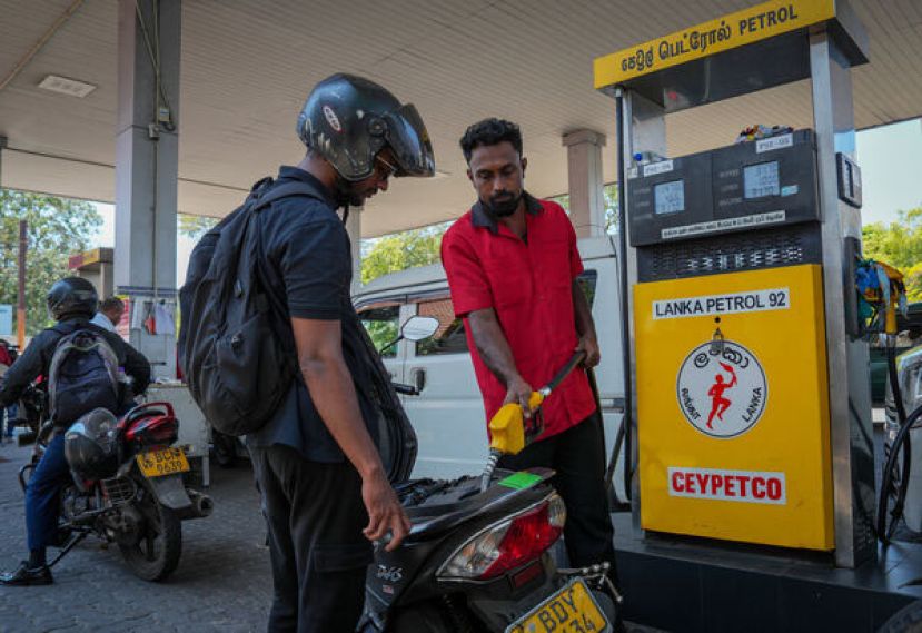 斯里兰卡可伦坡的加油站大排长龙。