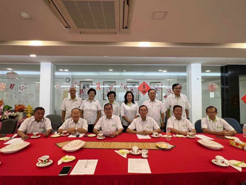 2023癸卯年新春联欢暨感恩晚宴新闻发布会结束后，众筹委合影留念。前排左起节目刘顺荣、大会副  主席钟名宝、大会主席郑文新、筹委会主席郭兴开、财政甲必丹刘天金及秘书张南华；后排左起票务张寿国  、襟花陈桂叶、襟花卢丽英、副秘书赖小冰、副财政林瑞钊及场地郑文发。