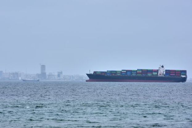 荷莫兹海峡的封闭已导致逾1200艘货船滞留。