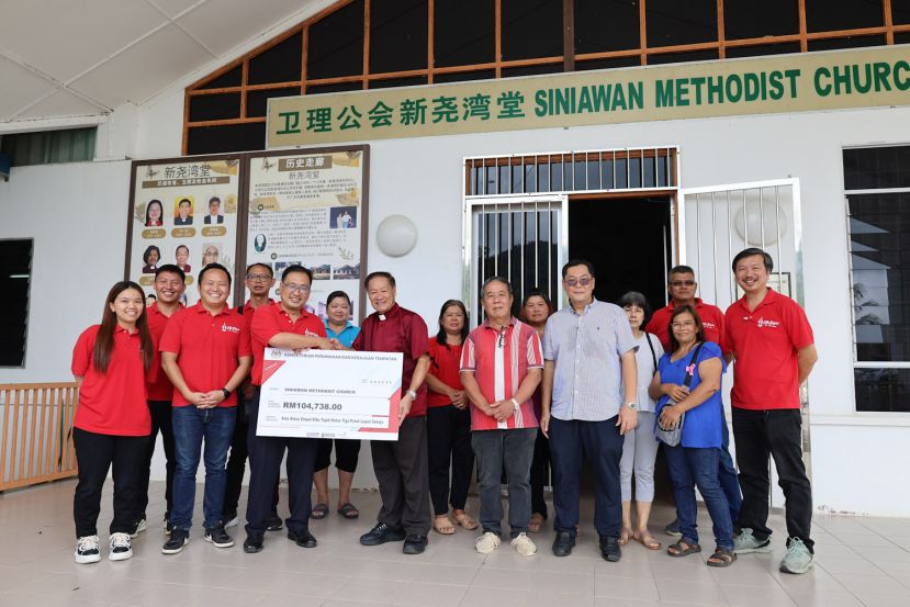 砂行动党主席兼国州议员张健仁（左5）在其团队成员及教堂领袖的陪同下，移交RIBI拨款予卫理公会新尧湾堂主理牧师韩佑和（左7）。左2及3分别是张健仁特别助理沈杰龙和江峰年；右5为教堂执事主席池东韦。