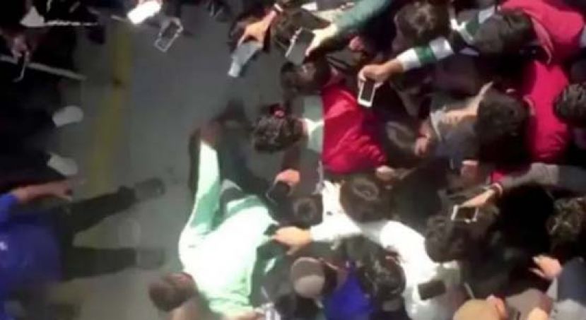 视频可见，锡亚尔科特一家工厂的斯里兰卡籍经理遭到折磨并烧死，事后人们还聚集在尸体旁边围观。