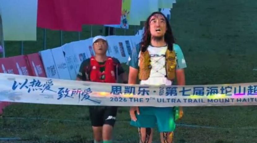 男选手等到国歌播毕后才踏过终点线。