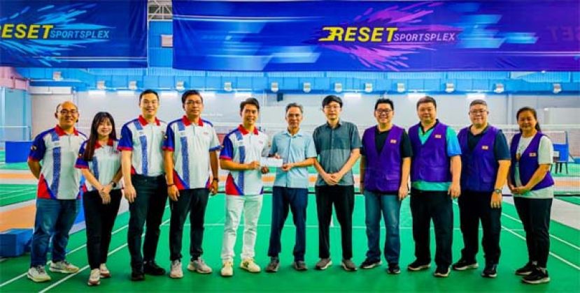 筹委会一行人拜訪石角路RESET SPORTSPLEX PINE SQUARE场地东主沈国瑞 （右六）及沈树安 （右五），並呈交赞助函。左一起为蔡青理事蔡秉桦、蔡青秘书蔡丽双、蔡青副团長蔡健琛、蔡青团長蔡俊民、筹委会主席蔡明伦。右一紫輝閣青年团理事郑愛娟、副团長楊秀松、謝玶豪及团長謝嵩。