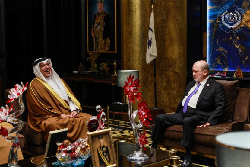 苏丹依布拉欣（右）与萨勒曼进行交流。