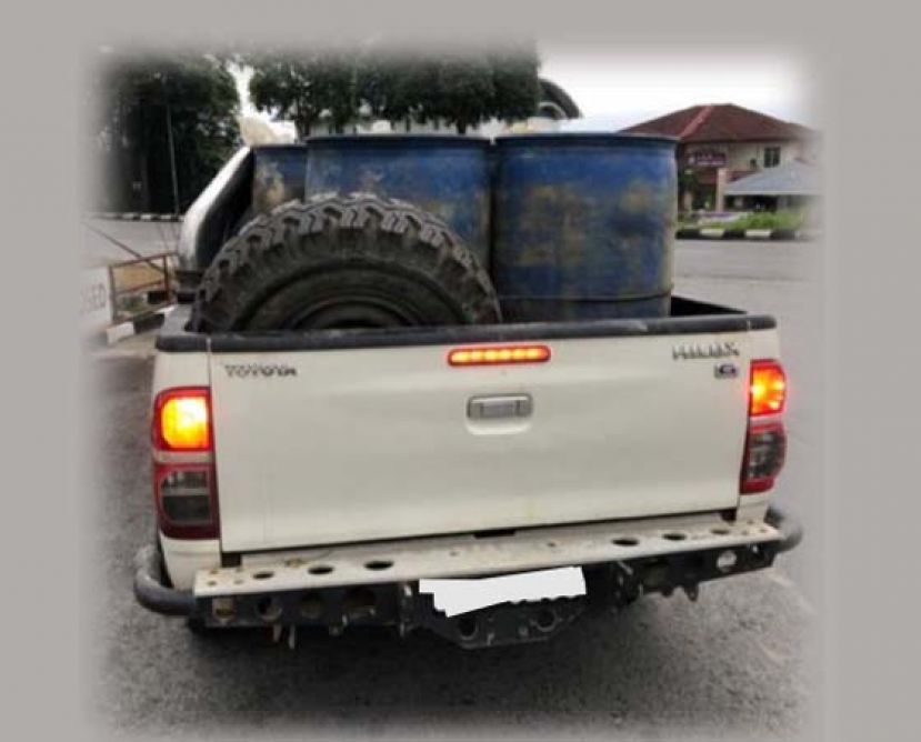 诗巫水警扣押涉嫌非法运载柴油的皮卡车。