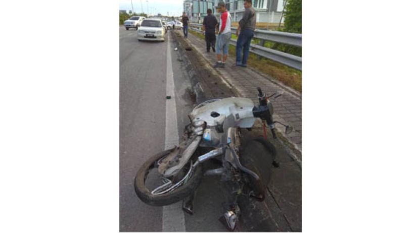 车祸现场，电单车毁不成形。