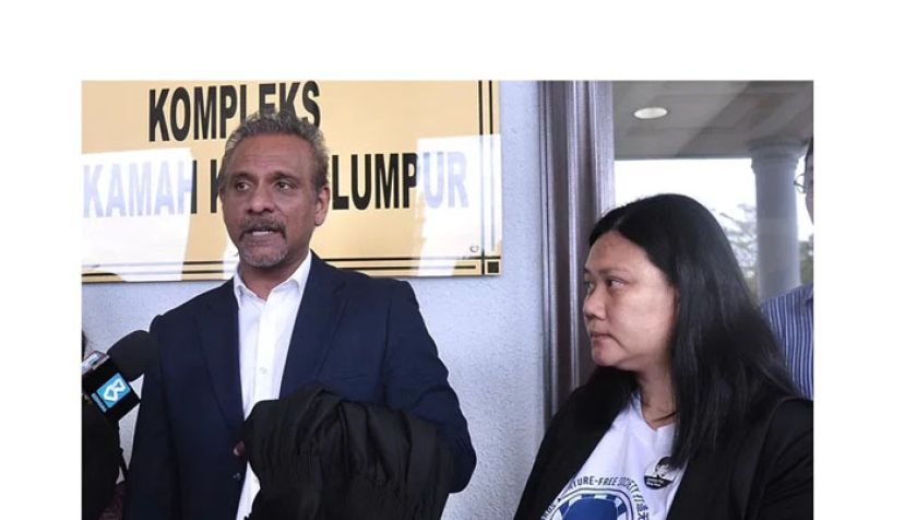 蓝卡巴星(左)向媒体发表谈话。右为赵丽兰。