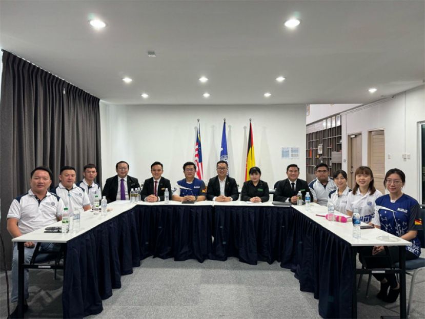 砂拉越青运口才圈正式成立。左七为青运全国总会长颜丕永，旁为口才圈领导，与砂拉越学员。