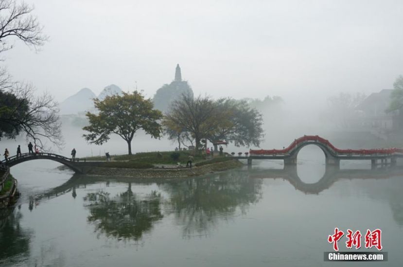 平流雾中的桂林老八景&ldquo;塔山&rdquo;。 