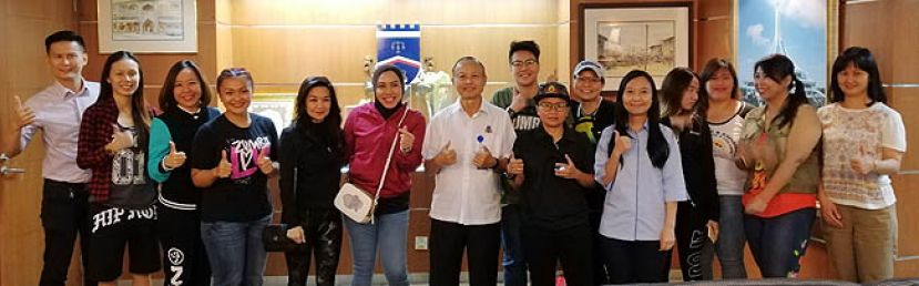 在&ldquo;古晋节尊巴舞&rdquo;新闻发布会后，古晋南市市长拿督曾长青（左七）及各健身舞蹈的代表负责人一起开心合影留念。